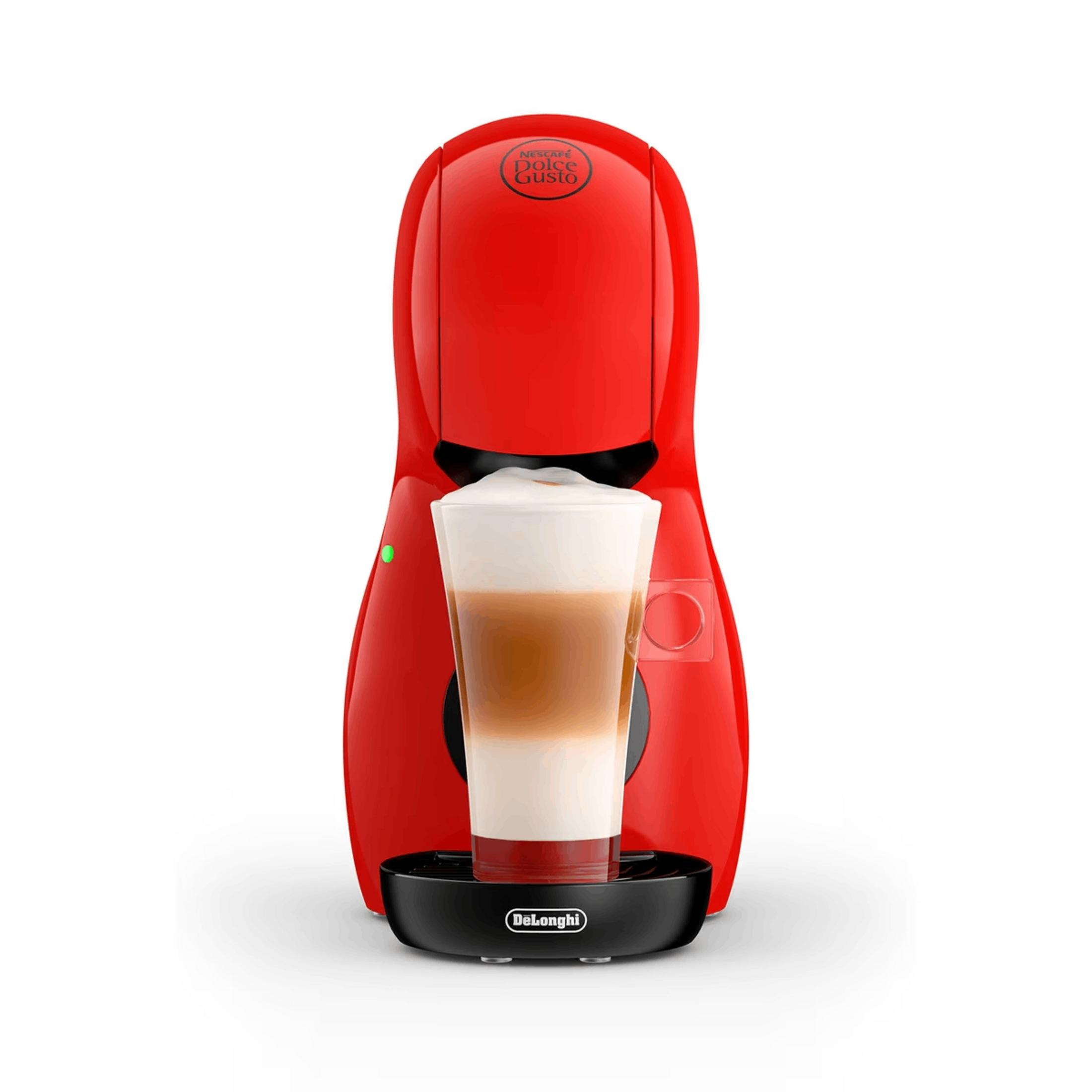 Macchina da caffè Dolce Gusto rossa con un bicchiere di latte macchiato.