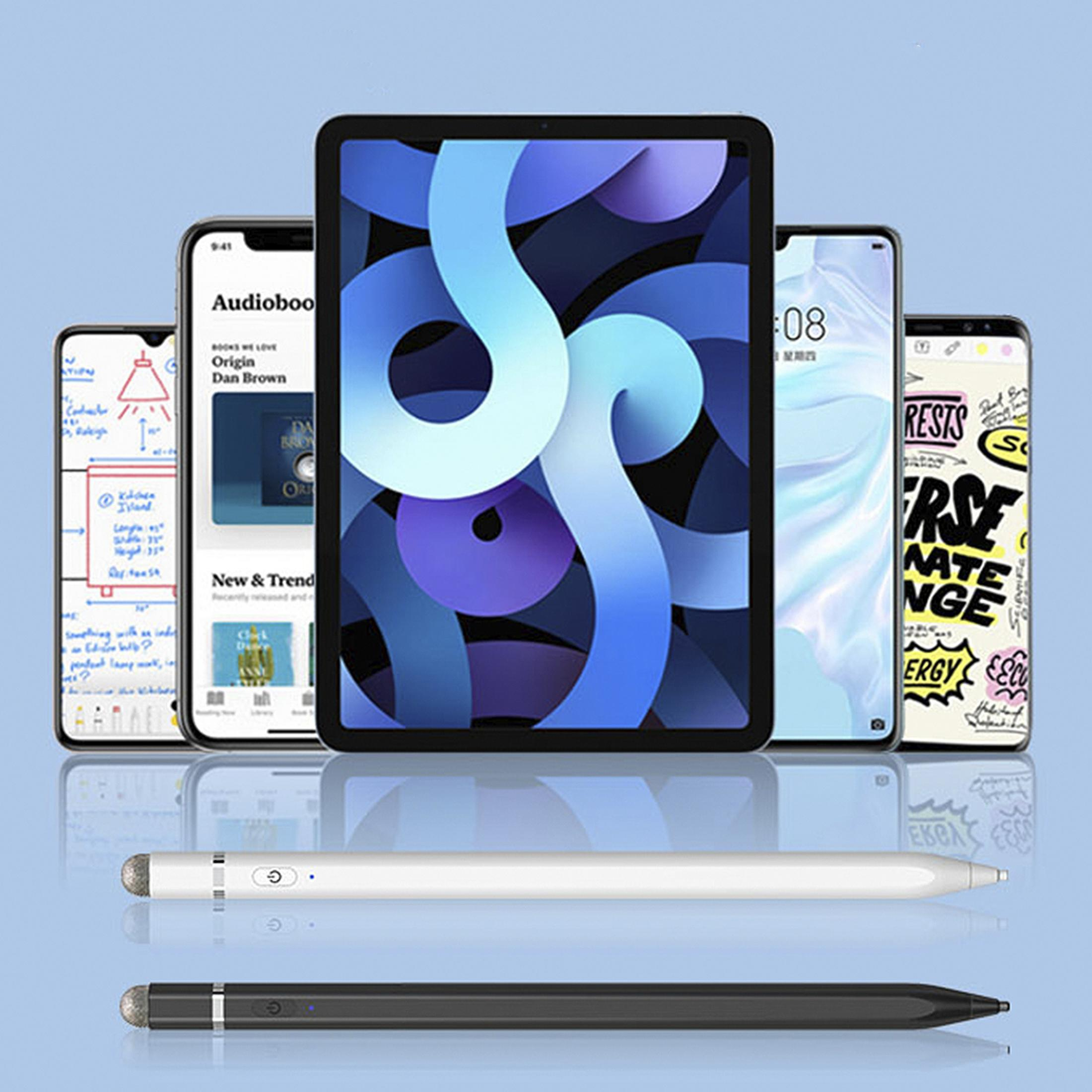 Mehrere Smartphones und ein Tablet mit Stiften davor auf blauem Hintergrund.