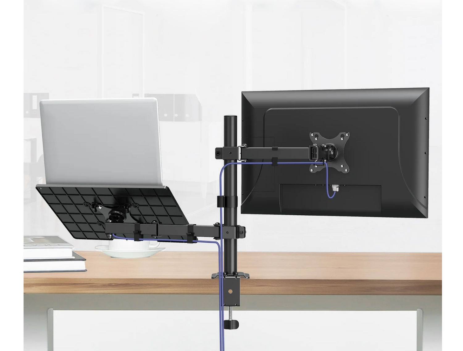 Uchwyt biurkowy z laptopem i monitorem. Czarny metalowy wysięgnik trzyma laptopa i monitor.