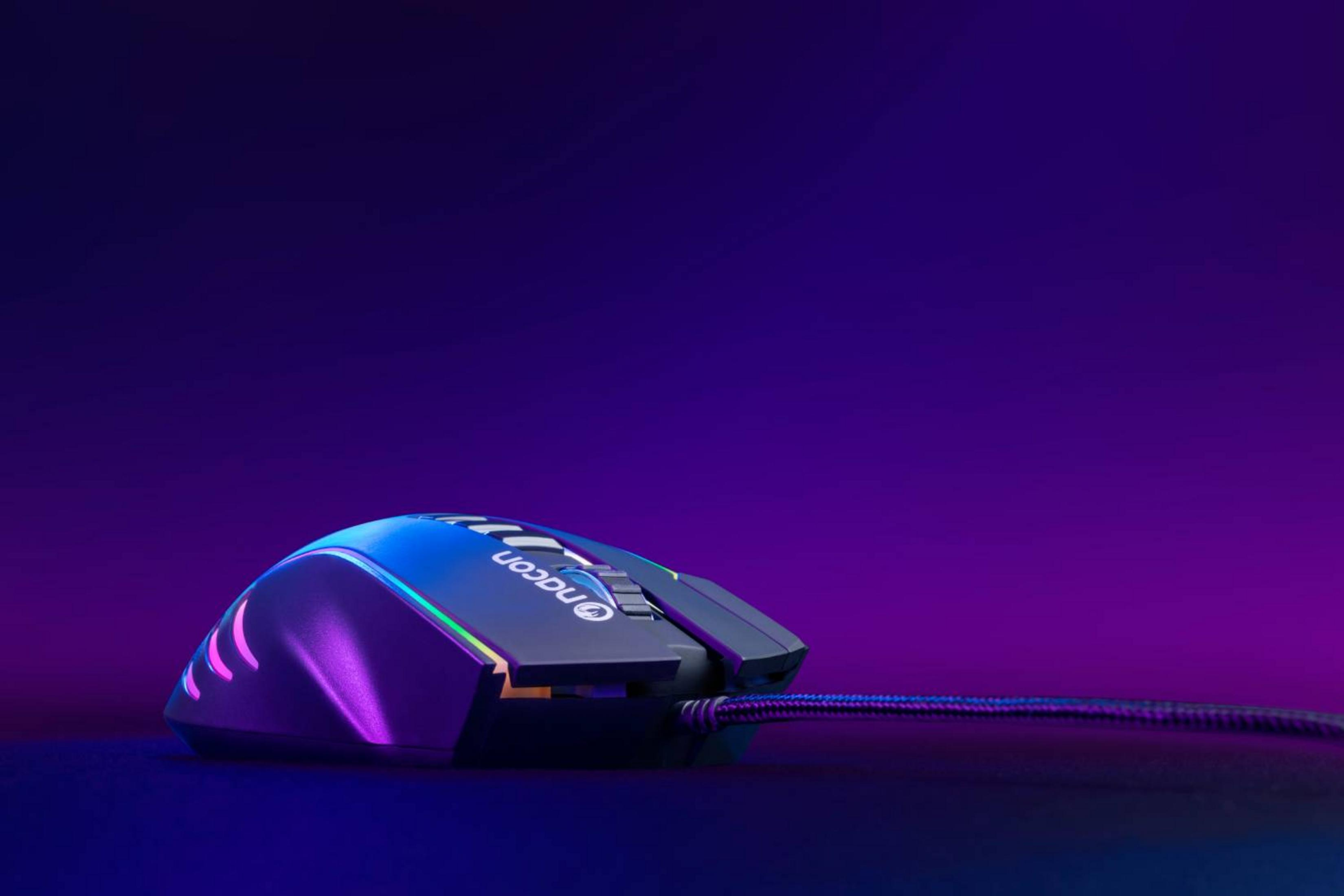 Un mouse gaming nero con illuminazione RGB su sfondo viola.