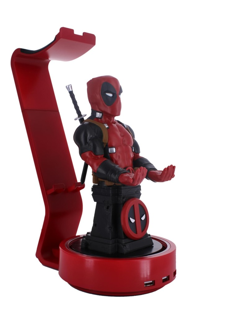 Figurka Deadpool na czerwonym stojaku z portami USB.