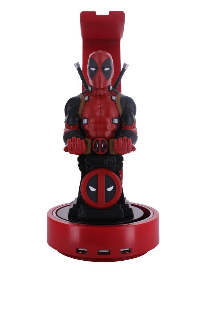 Figurka Deadpoola z mieczami i portami USB na czerwonej podstawie.