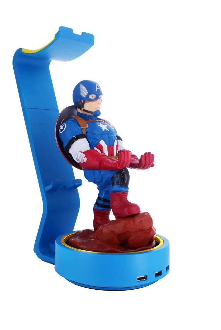 Statua di Captain America su supporto blu con stivali rossi su rocce.