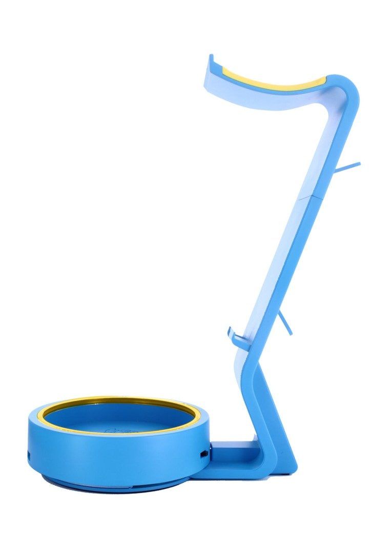 Un supporto blu per cuffie con accenti gialli su sfondo bianco.
