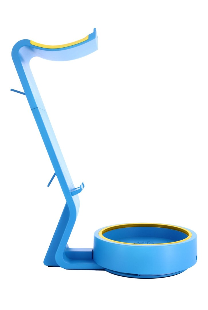 Un supporto blu e giallo con base rotonda e braccio verticale.
