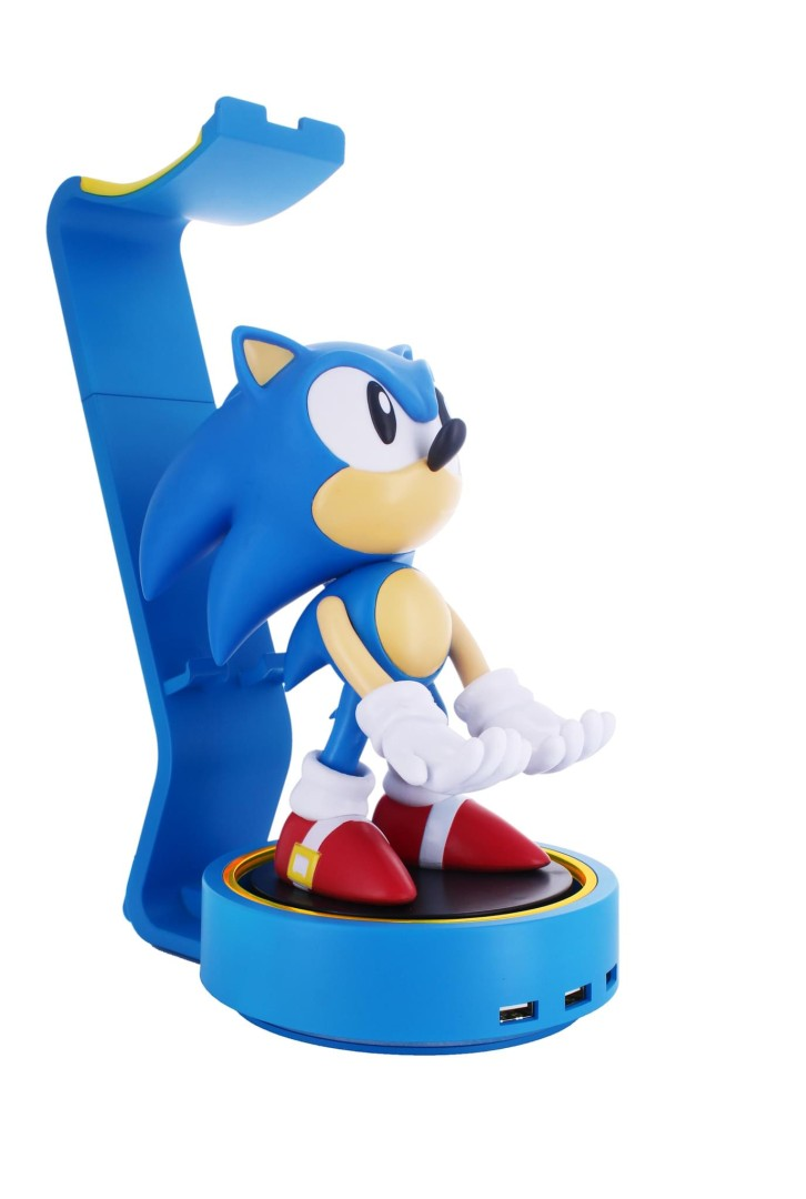 Statua di Sonic the Hedgehog su supporto blu con porte USB. Sfondo bianco.