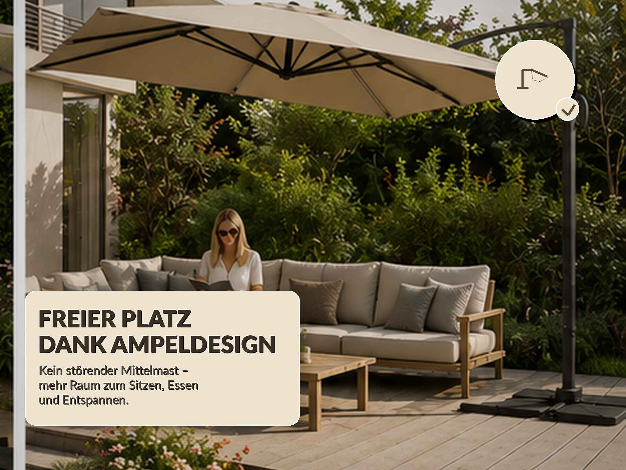 Eine Frau liest auf einem Sofa unter einem Sonnenschirm mit Ausleger. Holzmöbel im Freien.