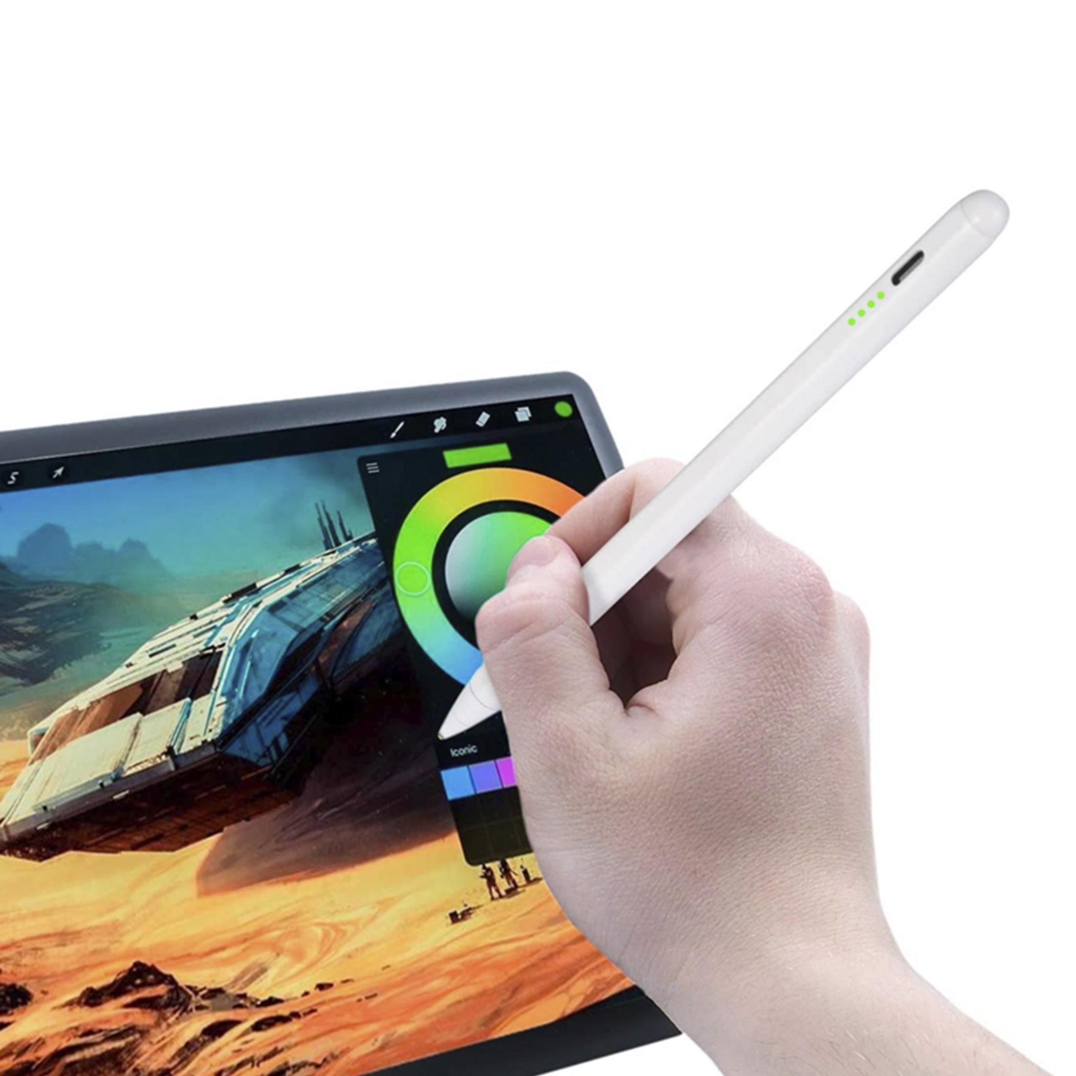 Eine Hand hält einen weißen Stift über einem Tablet, das eine Wüstenlandschaft zeigt.