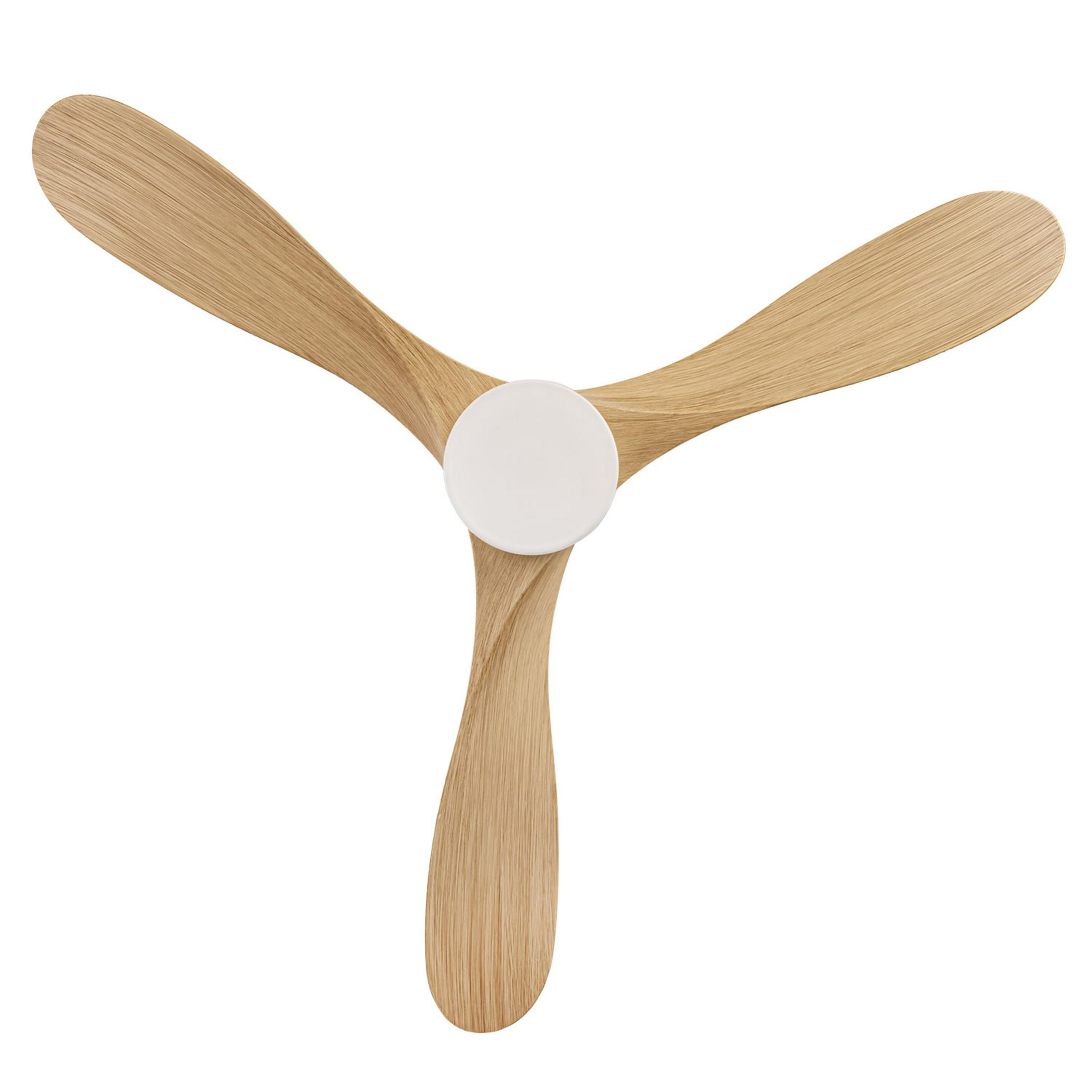 Un ventilador de techo con tres aspas de laminado de madera clara y centro blanco.