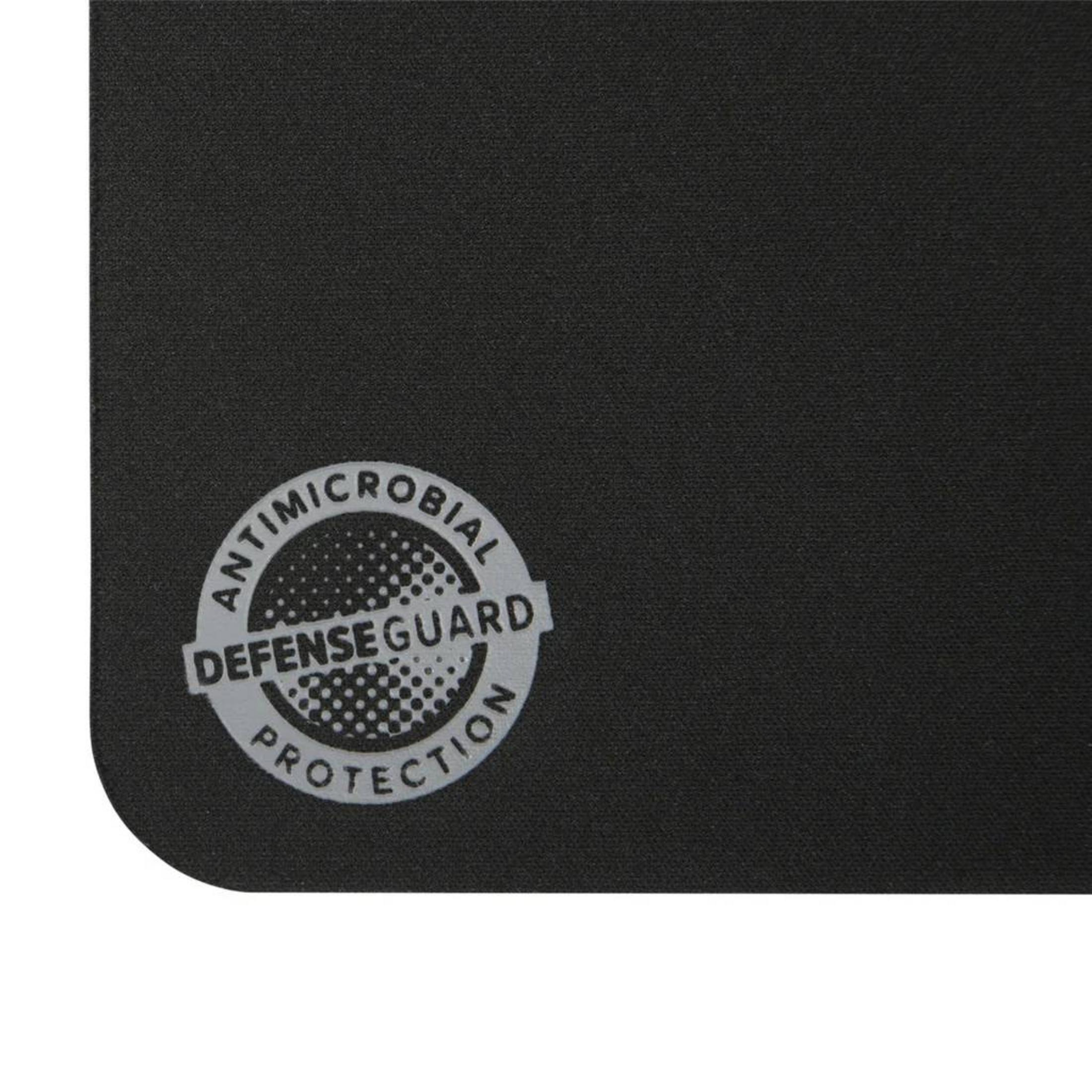Sfondo nero con logo circolare argentato con testo.