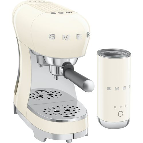Eine cremefarbene Smeg Espressomaschine mit Milchaufschäumer daneben.