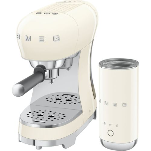 Cremefarbene Espressomaschine mit Milchaufschäumer auf weißem Hintergrund.