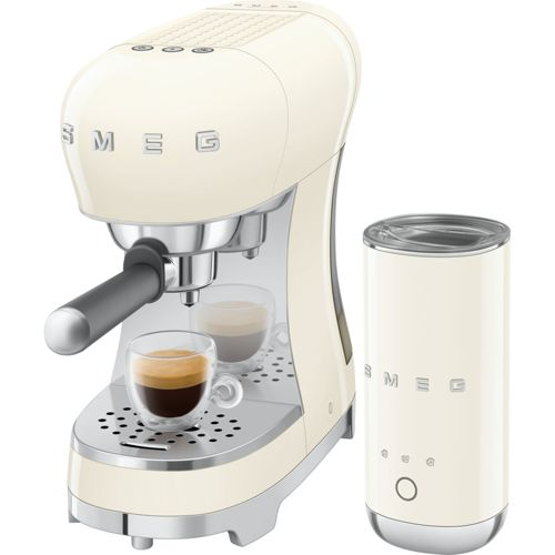 Eine cremefarbene Smeg Espressomaschine mit zwei Espressotassen und einem Milchaufschäumer.