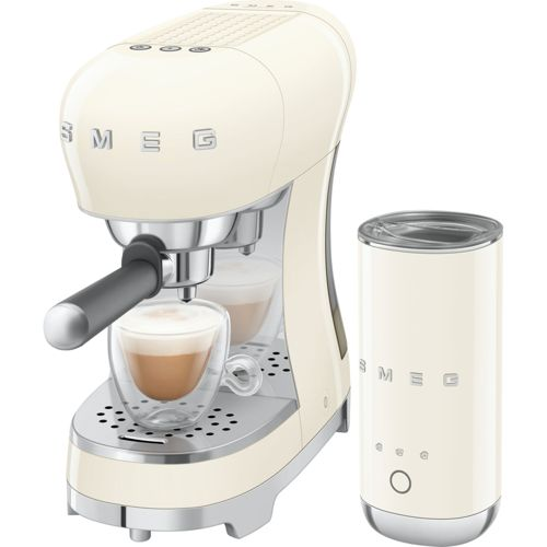 Eine cremefarbene Espressomaschine mit zwei Tassen Kaffee und einem Milchaufschäumer daneben.