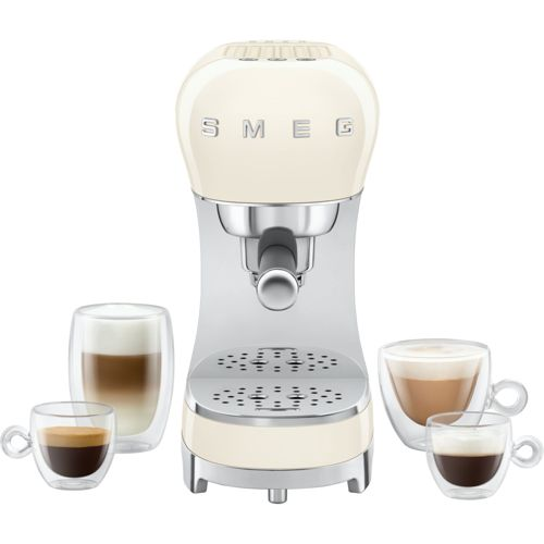 Cremefarbene SMEG Espressomaschine mit vier Kaffeegläsern.