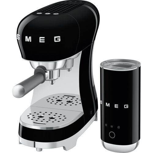 Schwarze SMEG Espressomaschine mit Milchaufschäumer.