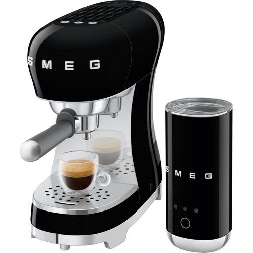 Eine schwarze SMEG Espressomaschine mit zwei Kaffeetassen und einem Milchaufschäumer.