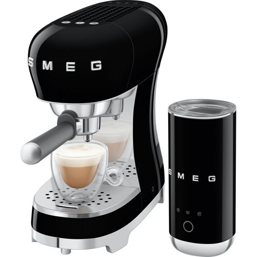 Schwarze SMEG Espressomaschine mit Milchaufschäumer und zwei Tassen Kaffee.