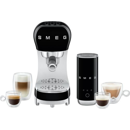 Schwarze Smeg Espressomaschine mit Milchaufschäumer und zwei Tassen Kaffee.