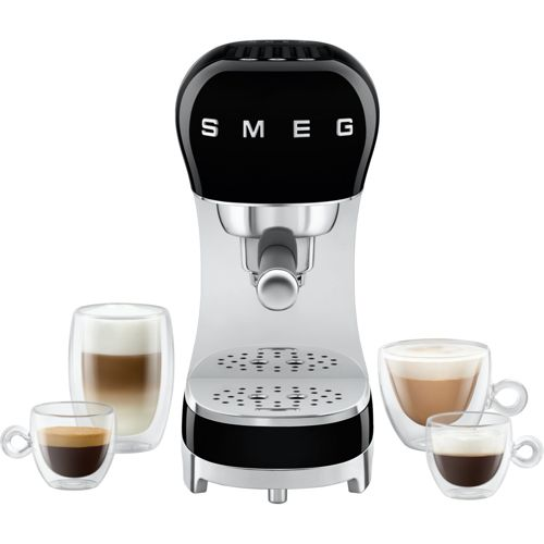Eine schwarze SMEG Espressomaschine mit Chrom-Finish, umgeben von vier Kaffeetassen.