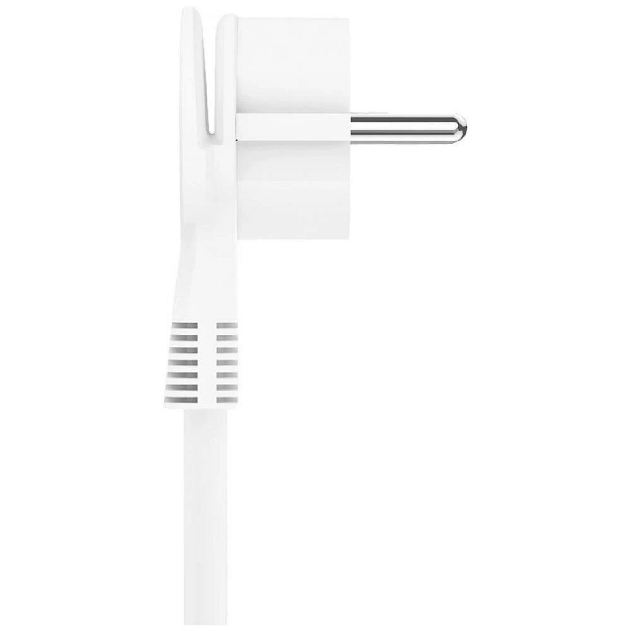Un enchufe blanco con dos clavijas metálicas y un cable.