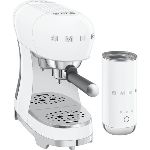 Eine weiße Smeg Espressomaschine mit einem Milchaufschäumer daneben.