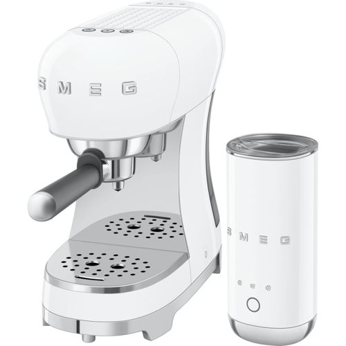Eine weiße SMEG Espressomaschine und ein passender Milchaufschäumer mit silbernem Deckel.