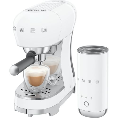 Weiße SMEG Espressomaschine mit Milchaufschäumer, brüht Kaffee in zwei Glasbechern.