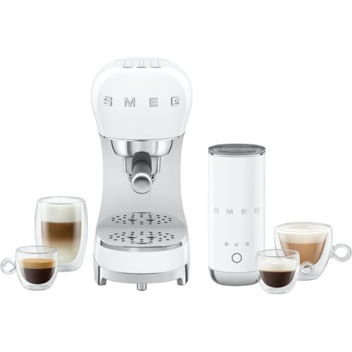 Eine weiße Smeg Espressomaschine mit Milchaufschäumer und Kaffeetassen.