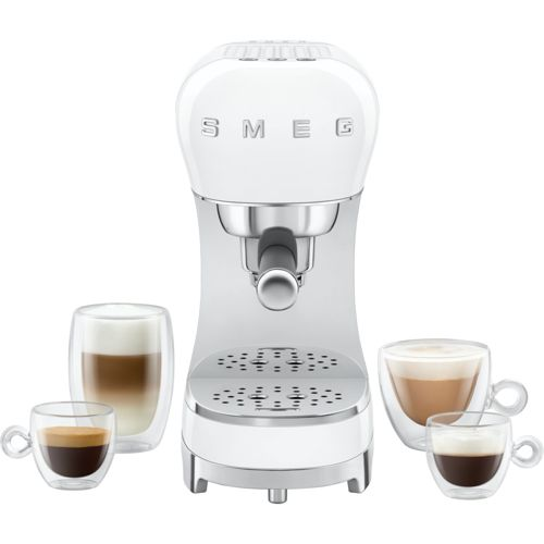 Eine weiße Smeg Espressomaschine mit drei Tassen Kaffee, zwei Espresso, ein Latte Macchiato.