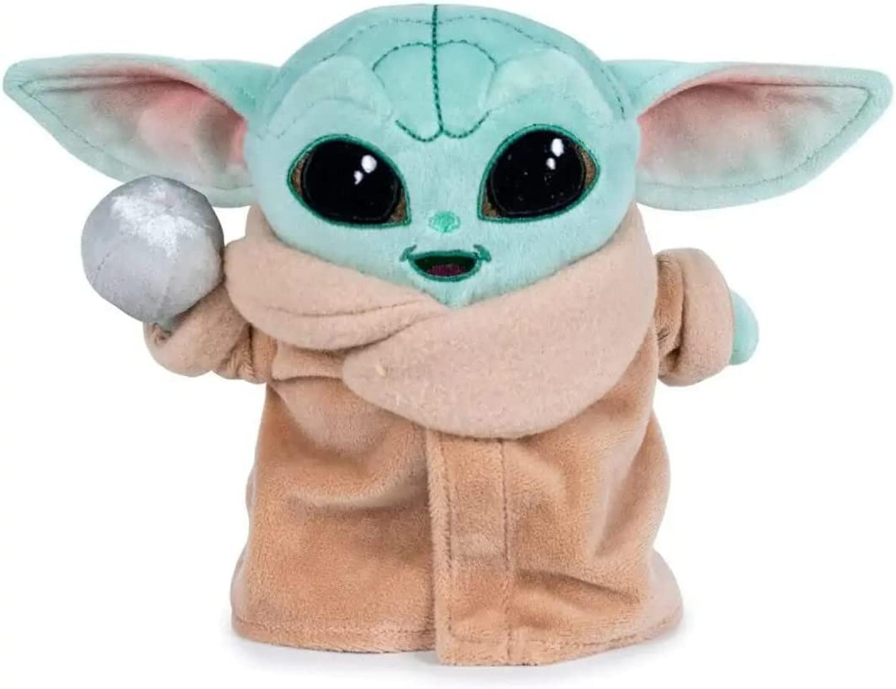 Un peluche verde claro de Baby Yoda con ojos grandes, vistiendo una túnica marrón.