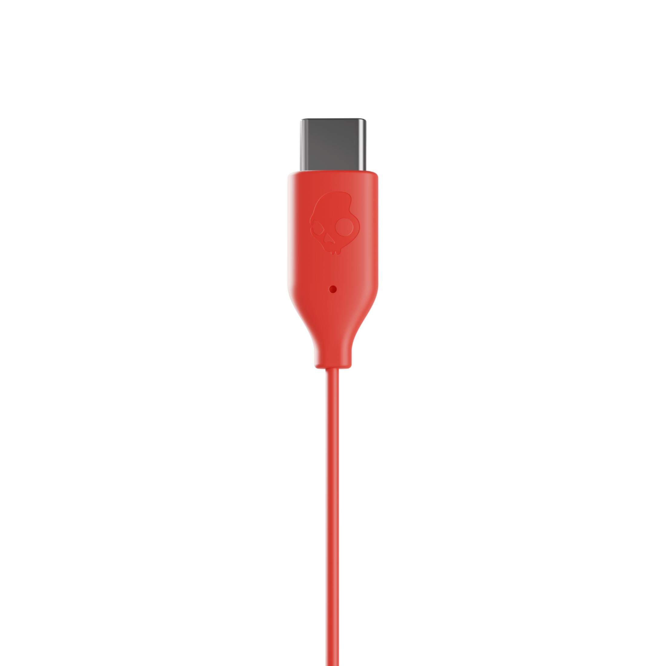 Rotes USB-C-Kabel mit Skullcandy-Logo am Stecker. Weißer Hintergrund.