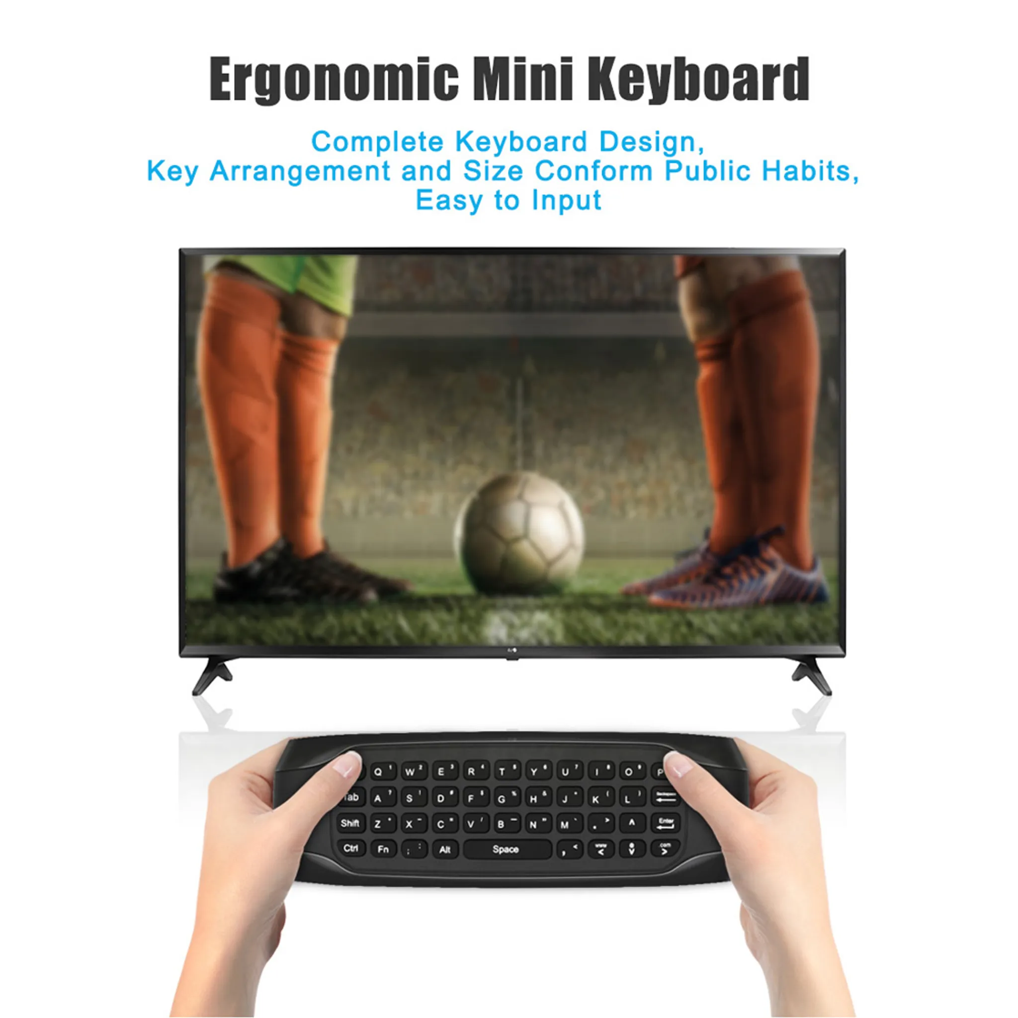Eine Mini-Tastatur wird von zwei Händen vor einem Fernsehbildschirm gehalten, der ein Fußballspiel zeigt.