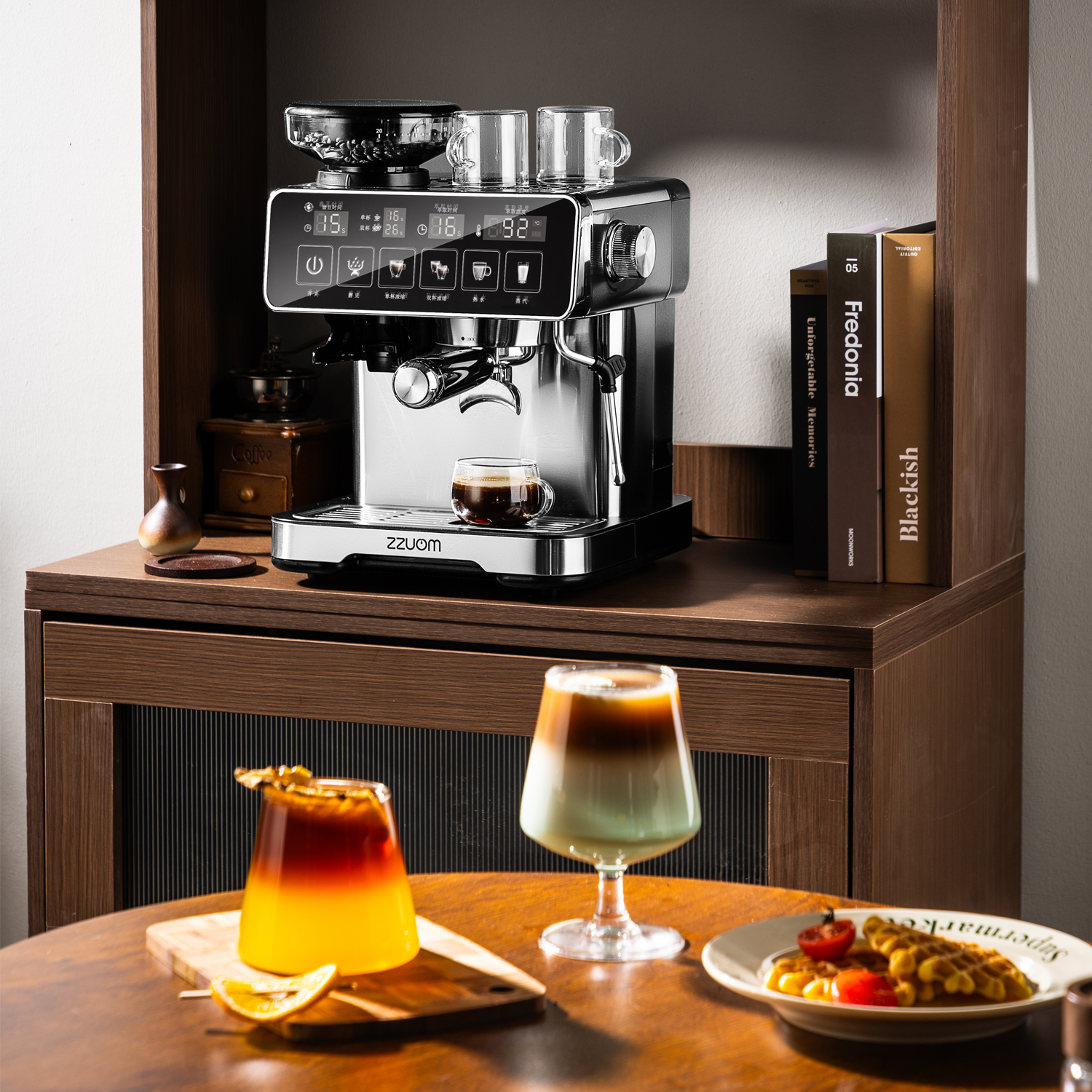 Espressomaschine mit Mühle, Tassen und Kaffegetränken auf einem Tisch.