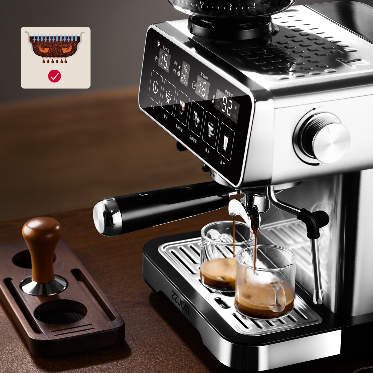 Espressomaschine brüht Kaffee in zwei Gläser. Ein Tamper liegt daneben.