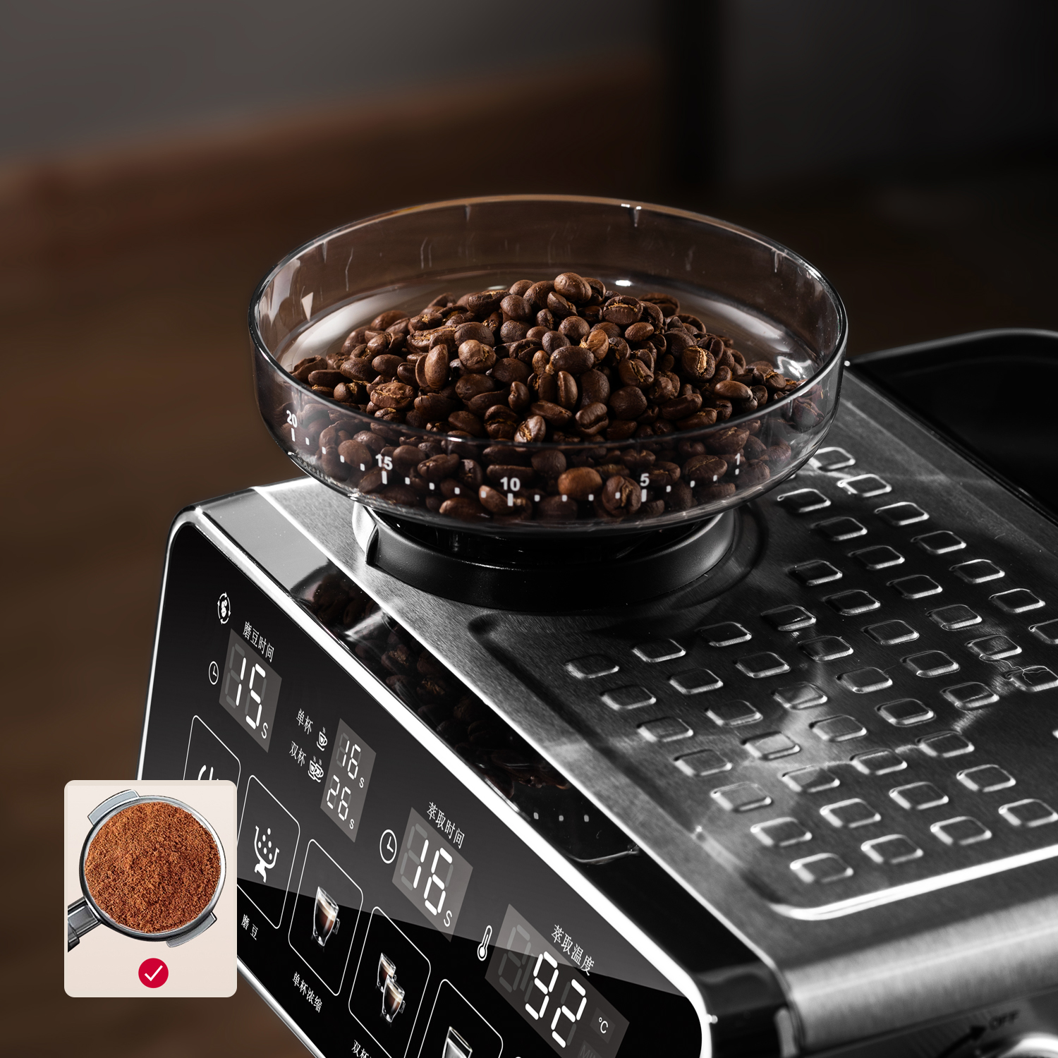 Kaffeemaschine mit Glasbehälter voller Bohnen und digitaler Anzeige.
