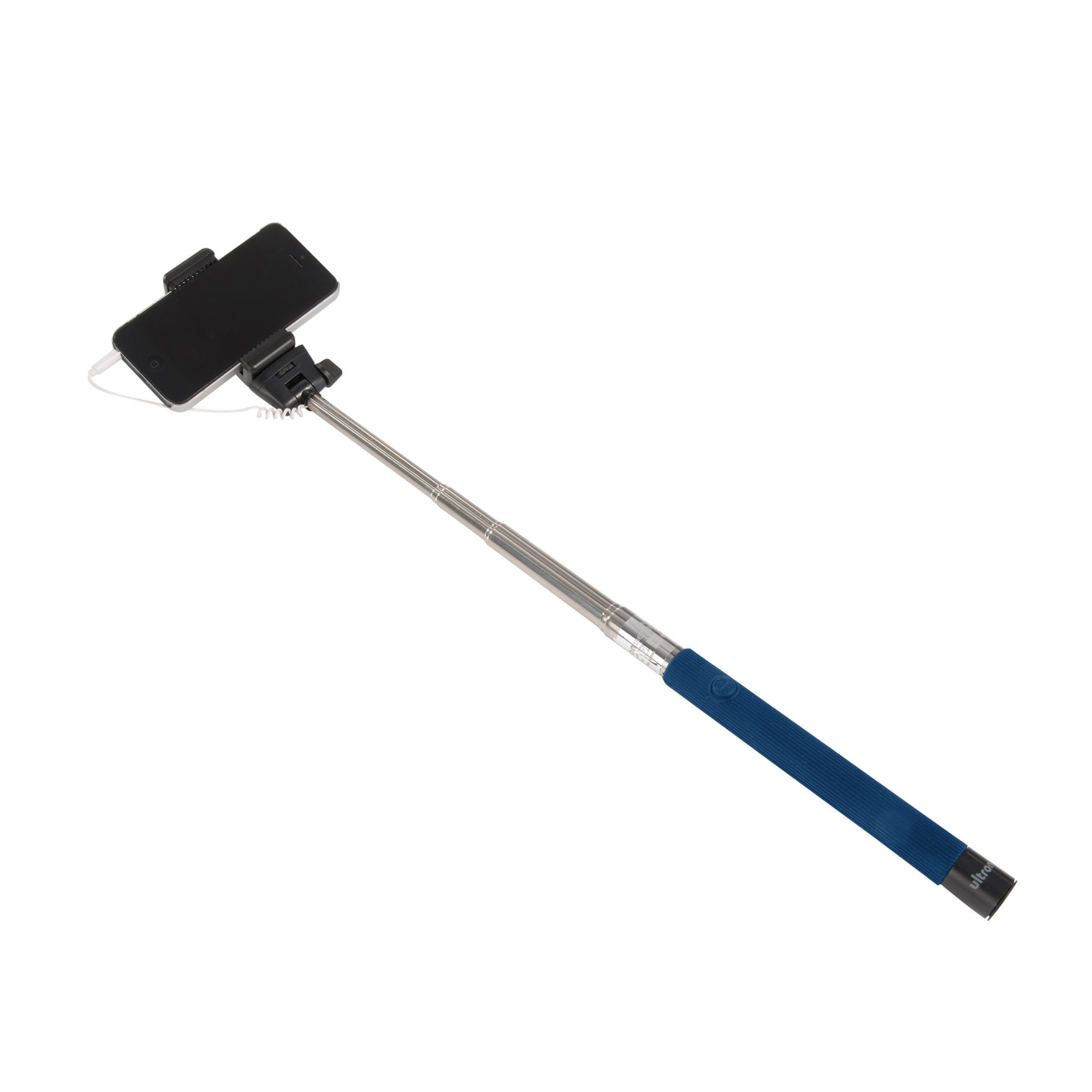 Ein ausziehbarer Selfie-Stick mit schwarzem Handy und blauem Griff.