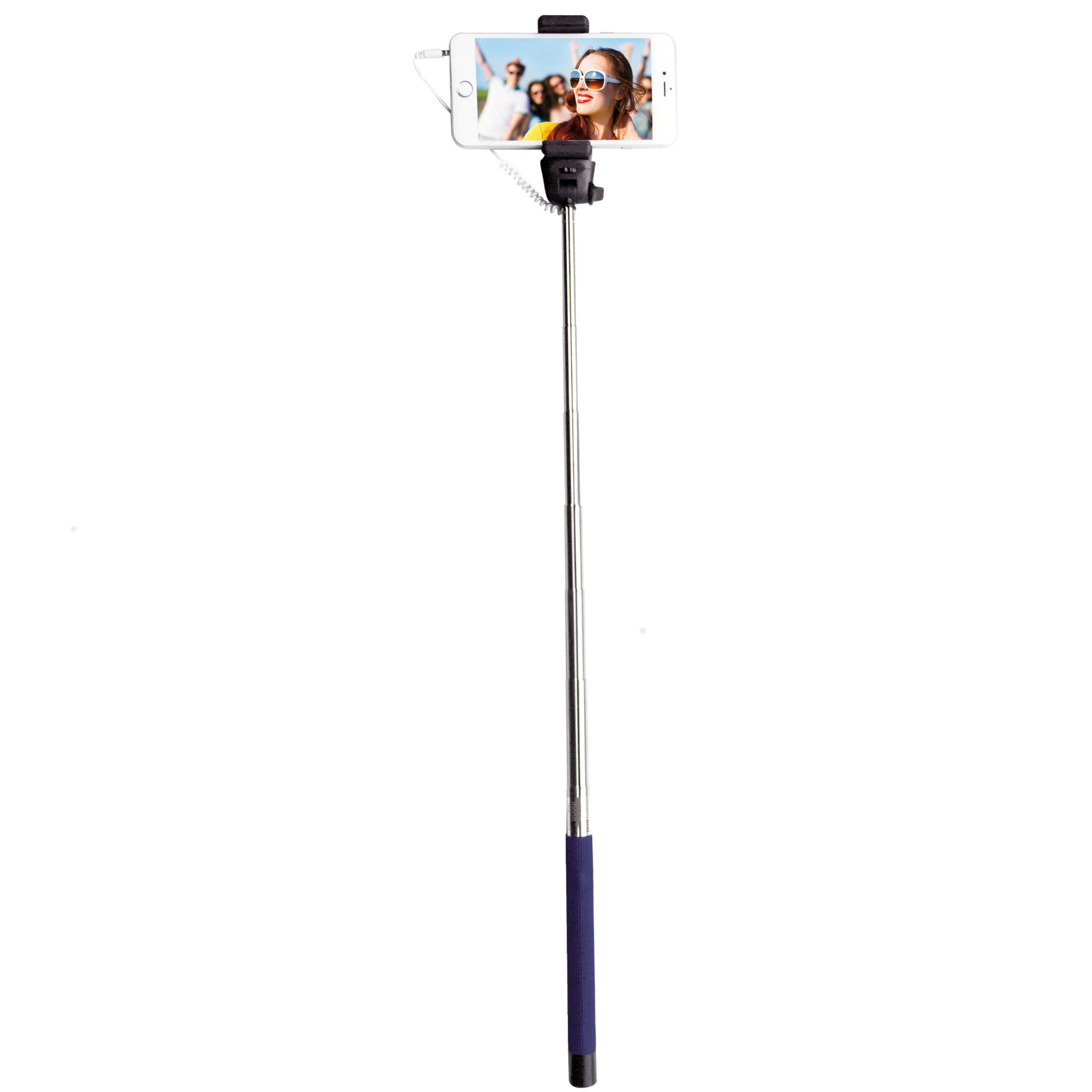 Ein Selfie-Stick mit einem Smartphone, das eine Gruppe lachender Leute zeigt.