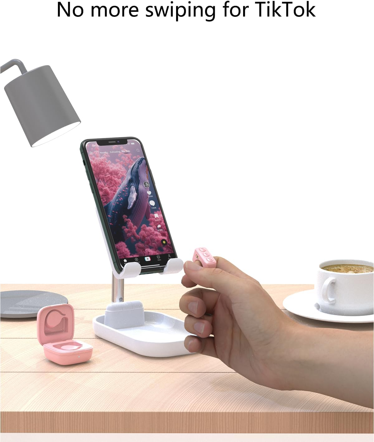 Ein Handy mit Walbild auf einem Ständer mit Fernbedienung und Kaffee.