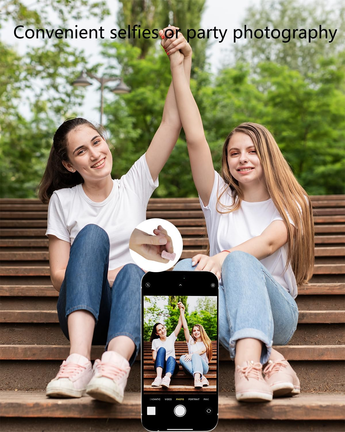 Zwei junge Frauen sitzen auf einer Holztreppe und halten Händchen. Ein Handy zeigt ihr Foto.