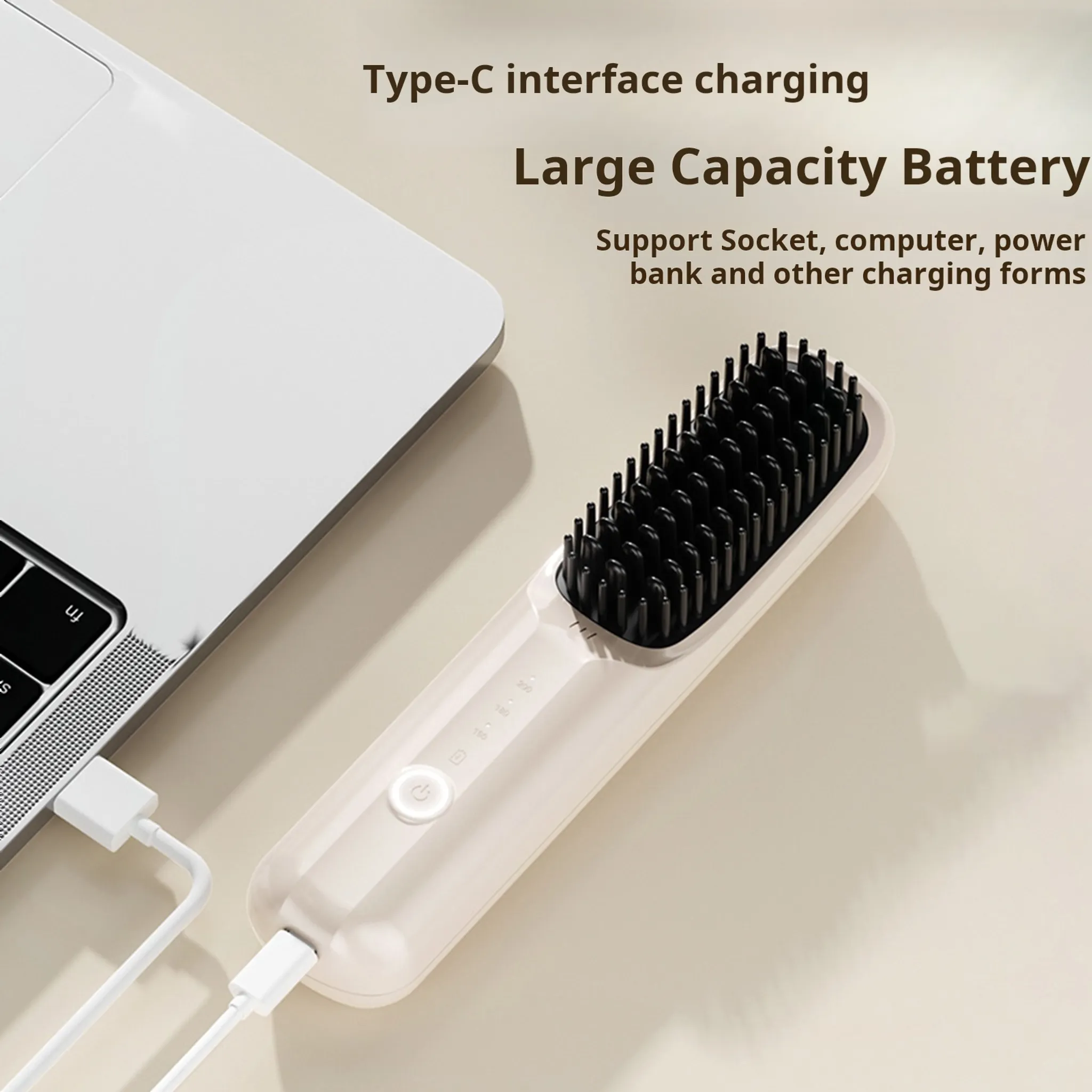 Ein weißer Haarglättungskamm lädt über USB-C neben einem Laptop.