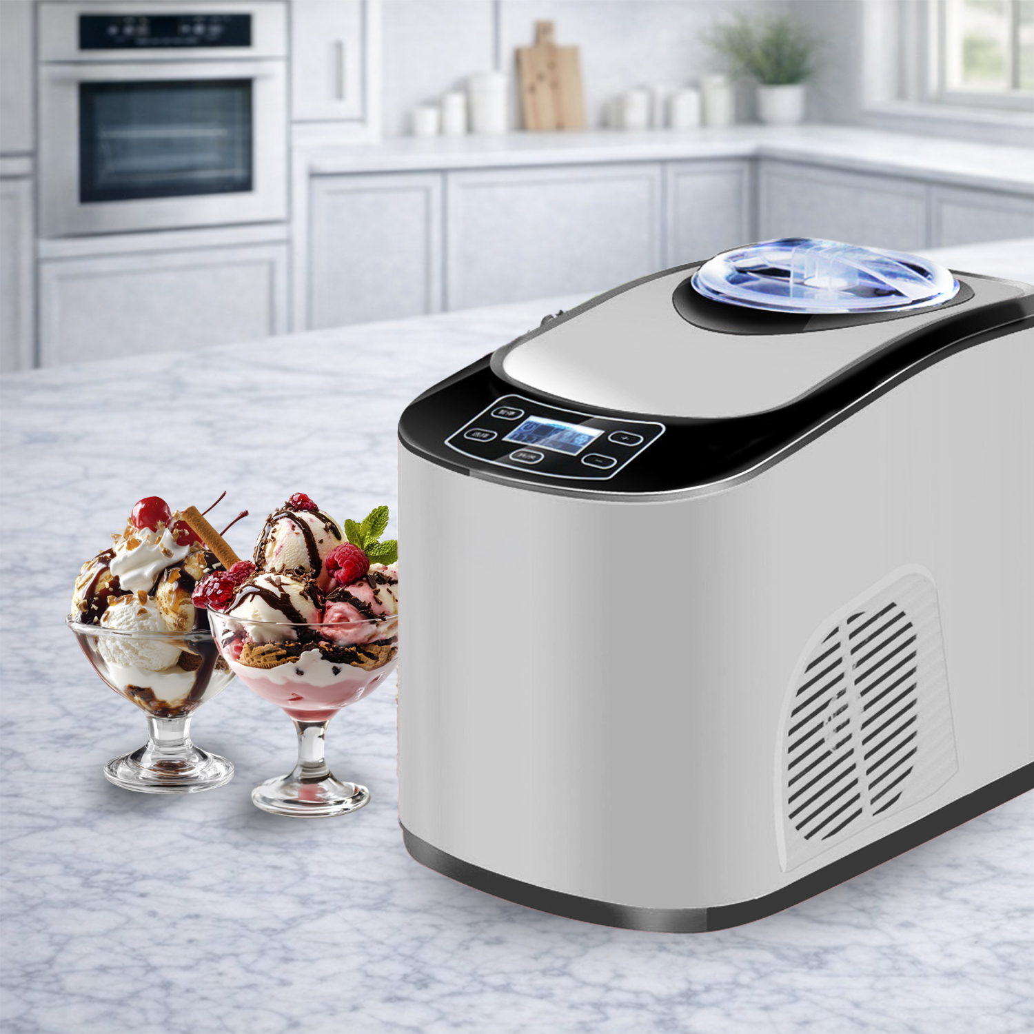 Eine silberne Eismaschine steht auf einer Marmorplatte neben zwei Schüsseln Eis.