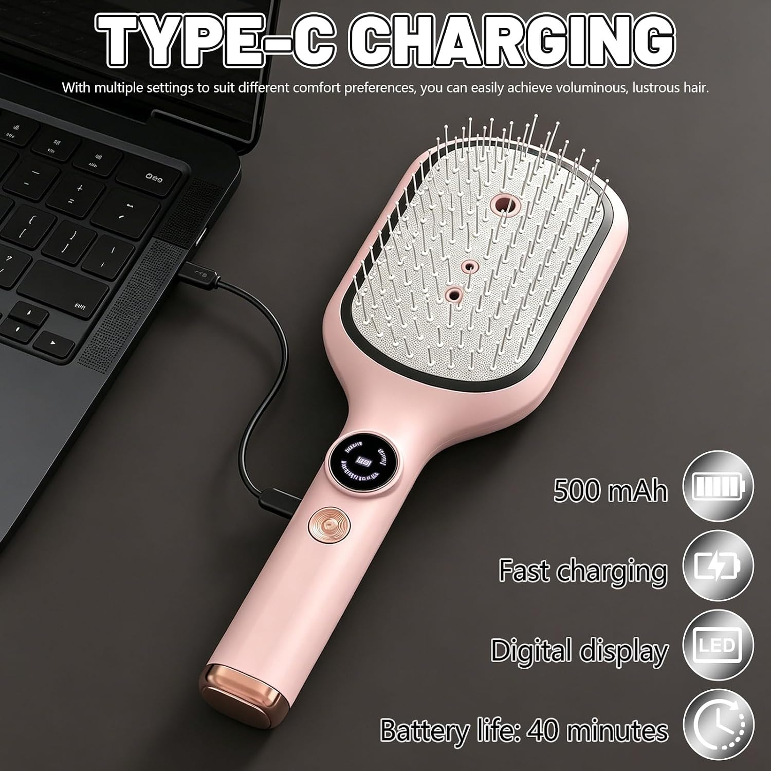Ein rosafarbener Haarglätter wird über USB-C an einen Laptop angeschlossen.
