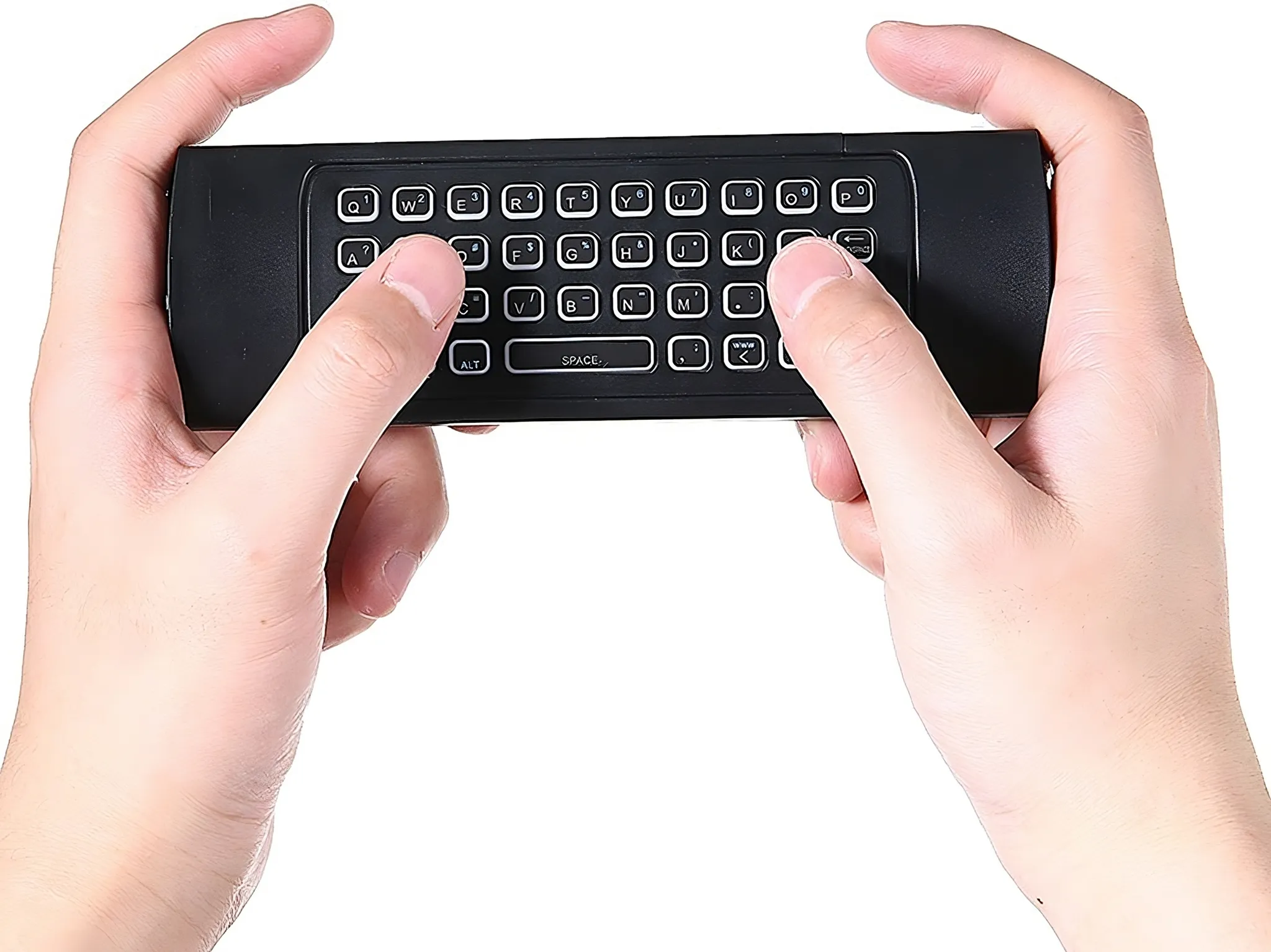 Zwei Hände halten eine schwarze Tastaturfernbedienung mit QWERTZ-Layout.
