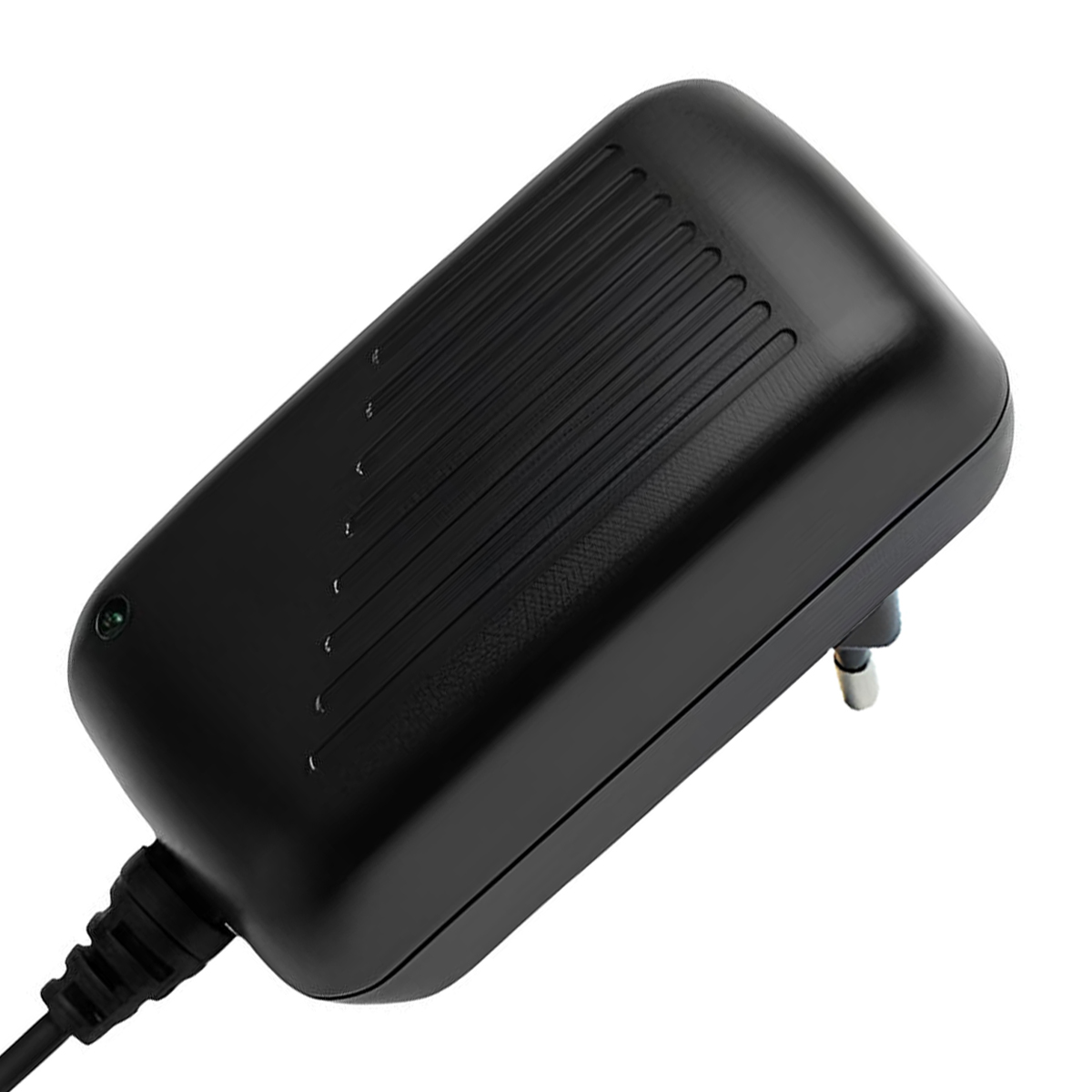 Schwarzes Netzteil mit gerippter Oberseite und integriertem Stecker auf Weiß.