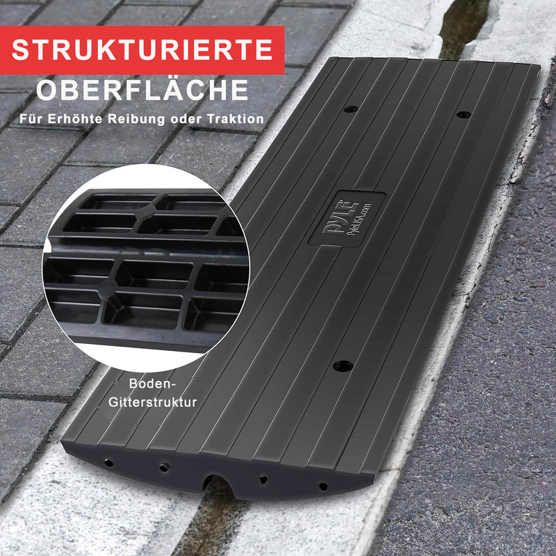 Schwarze Rampe mit Rillenstruktur für erhöhte Traktion auf Gehweg.