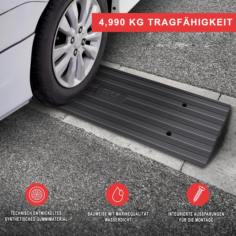Ein Autoreifen steht auf einer schwarzen Rampe mit der Aufschrift 4.990 kg Tragfähigkeit.