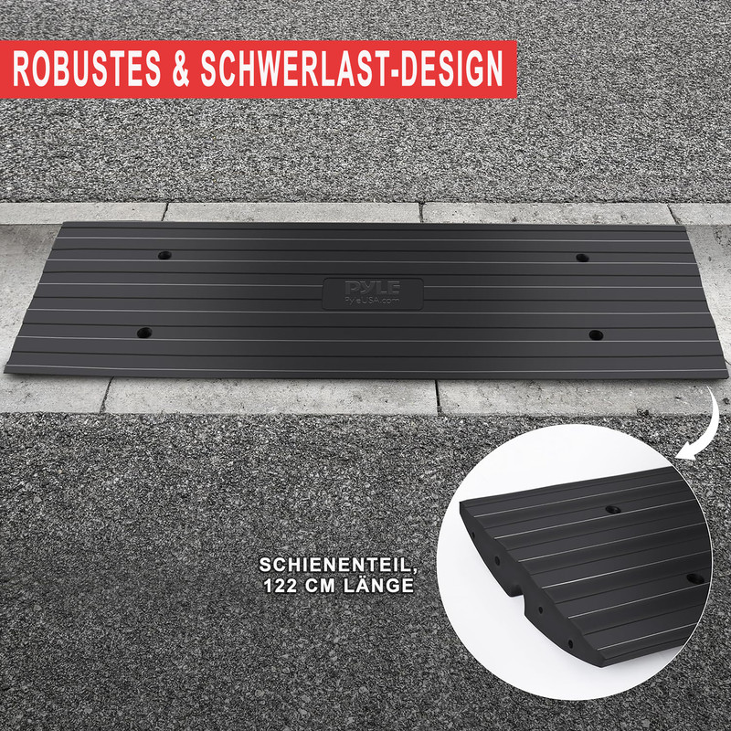 Schwarze Rampe mit Rillen und Befestigungslöchern auf Asphalt.