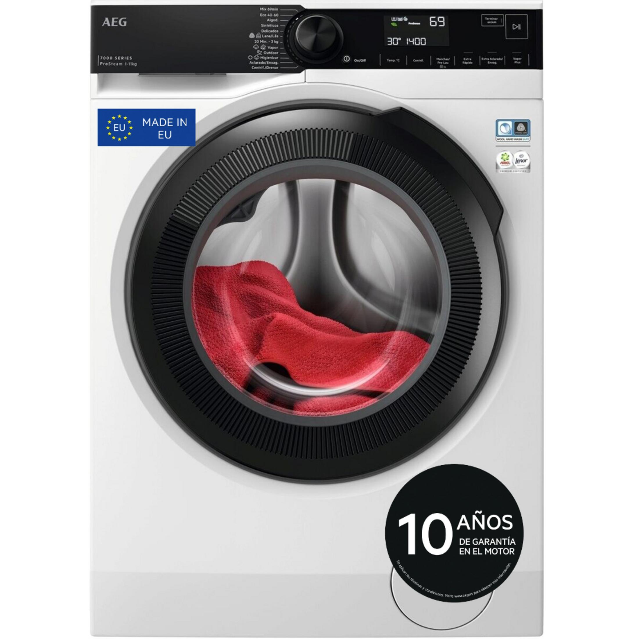 Lavadora blanca con ojo de buey negro, ropa roja dentro. Panel de control arriba.