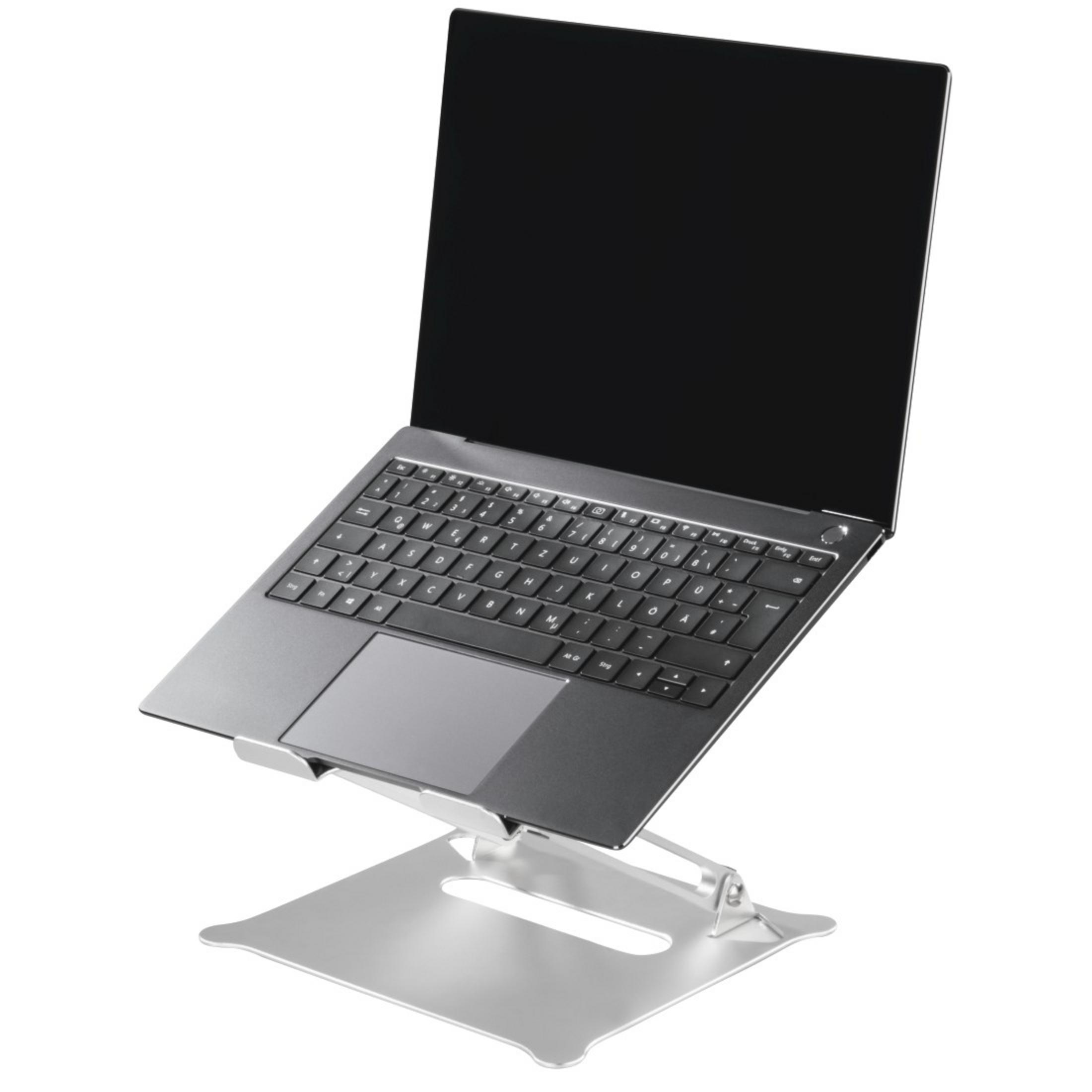 Otwarty srebrny laptop stoi na srebrnym stojaku. Ekran jest czarny.